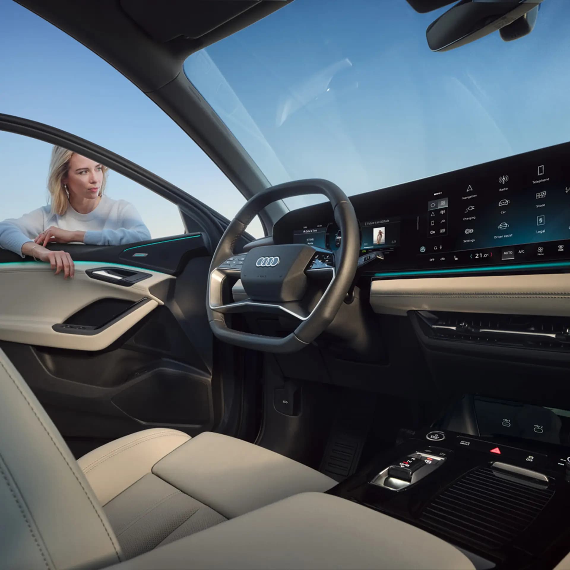 O novo design dos elementos interiores superior e inferior transmite uma sensação generosa de espaço no Audi Q6 E-tron.