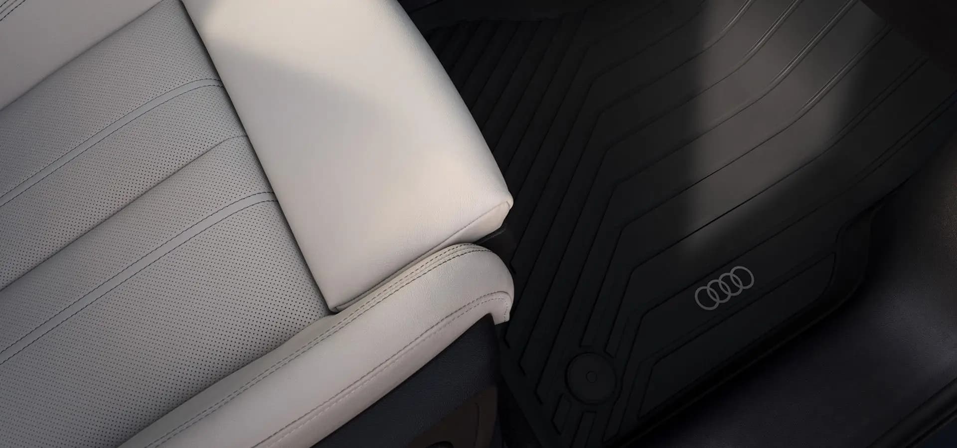 Proteja o interior do seu Audi Q6 e-tron contra a humidade e a sujidade com os tapetes da Audi Genuine Accessories.