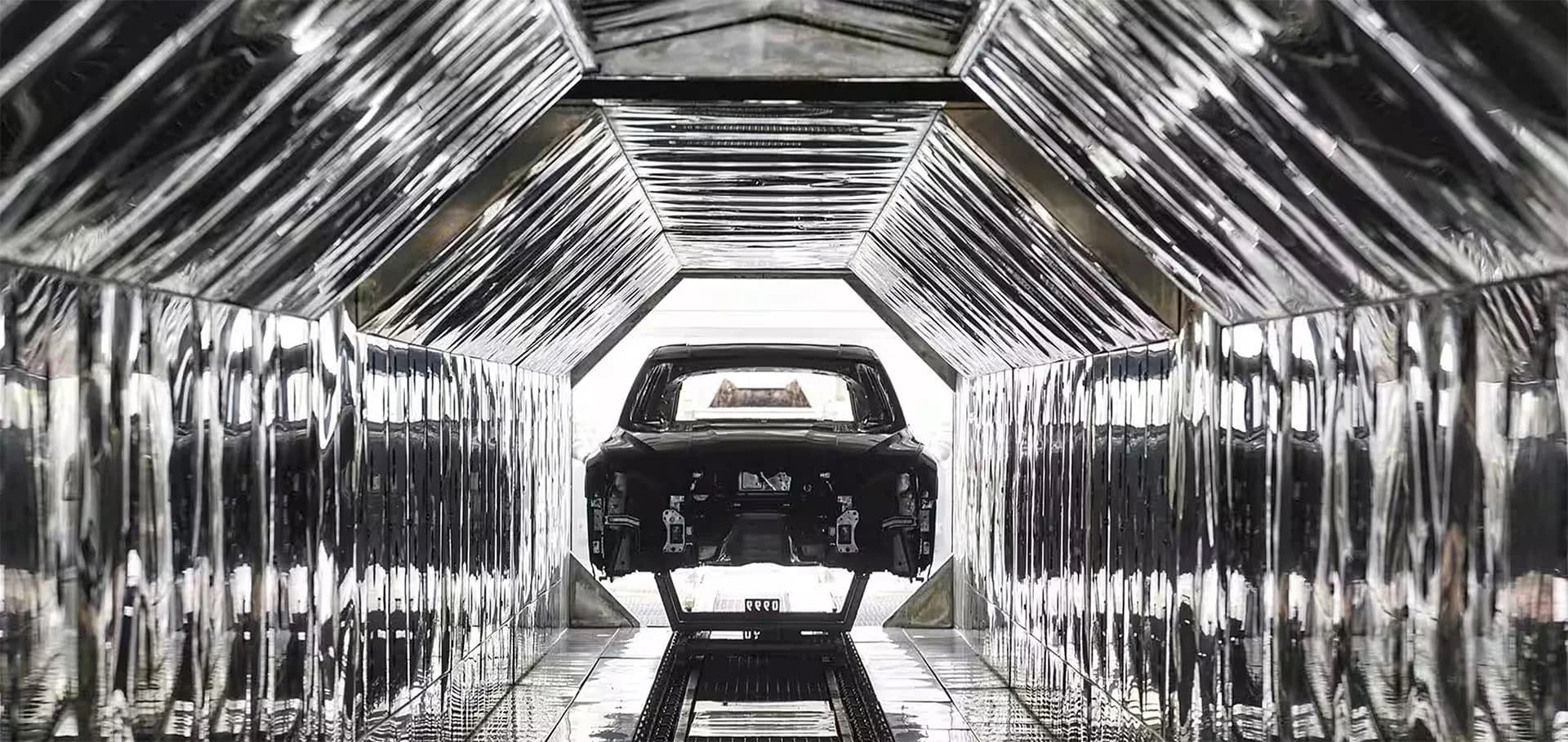 Pessoas jogando jogos virtuais com Holoride na traseira do Audi SQ8 Sportback e-tron