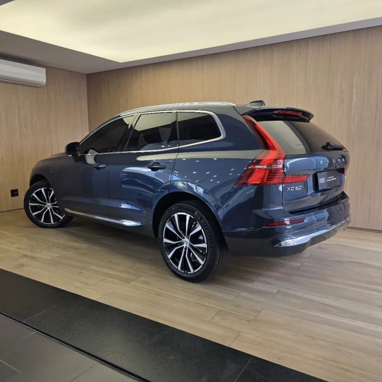 Volvo XC60 2.0 T8 RECHARGE ULTIMATE AWD GEARTRONIC 2023 Flex - Picture 4