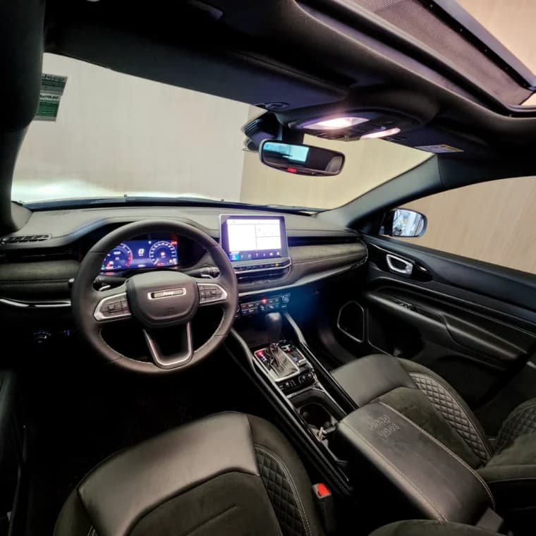 JEEP COMMANDER 2.0 HURRICANE 4 TURBO GASOLINA BLACKHAWK AT9 2025 Gasolina - Picture 7