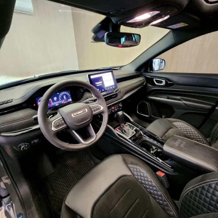 JEEP COMMANDER 2.0 HURRICANE 4 TURBO GASOLINA BLACKHAWK AT9 2025 Gasolina - Picture 8