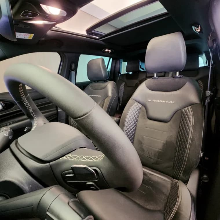 JEEP COMMANDER 2.0 HURRICANE 4 TURBO GASOLINA BLACKHAWK AT9 2025 Gasolina - Picture 9