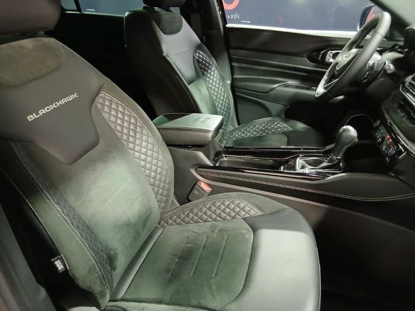 JEEP COMMANDER 2.0 HURRICANE 4 TURBO GASOLINA BLACKHAWK AT9 2025 Flex - Picture 17