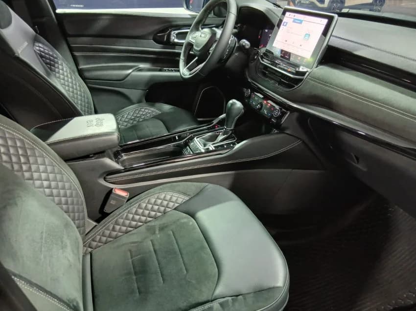 JEEP COMMANDER 2.0 HURRICANE 4 TURBO GASOLINA BLACKHAWK AT9 2025 Flex - Picture 18