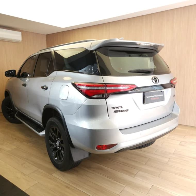 Toyota HILUX SW4 2.8 D-4D TURBO DIESEL SRX 4X4 AUTOMÁTICO 2023 Híbrido - Picture 3