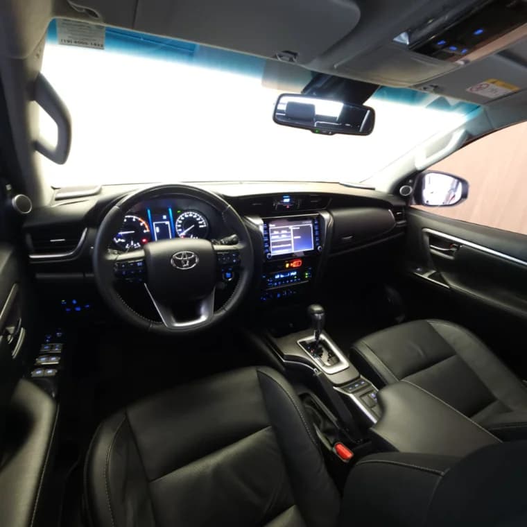 Toyota HILUX SW4 2.8 D-4D TURBO DIESEL SRX 4X4 AUTOMÁTICO 2023 Híbrido - Picture 5