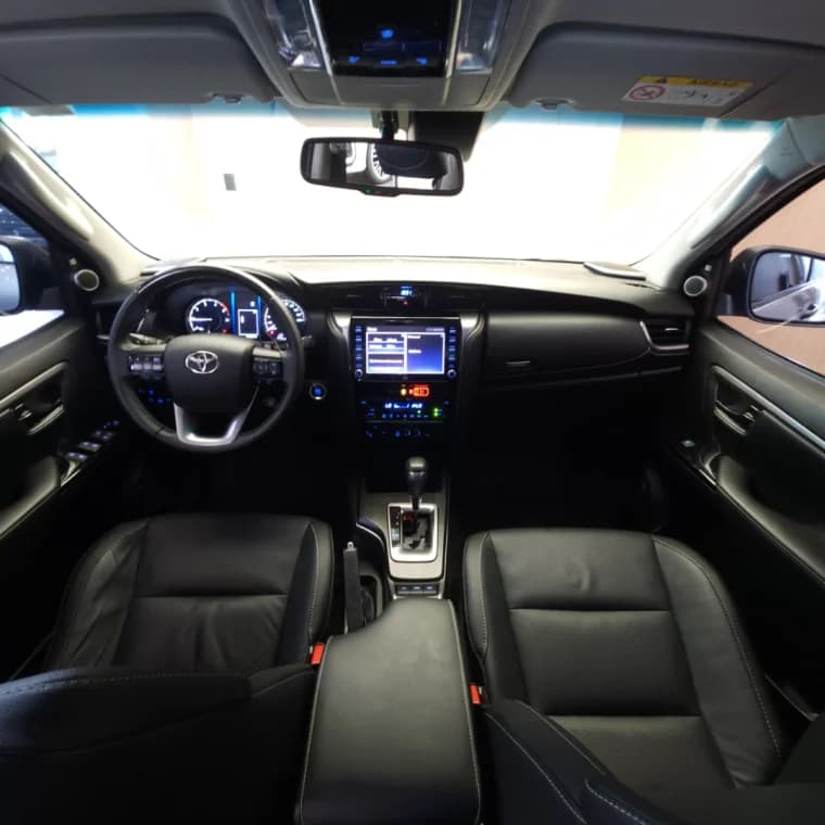 Toyota HILUX SW4 2.8 D-4D TURBO DIESEL SRX 4X4 AUTOMÁTICO 2023 Híbrido - Picture 9