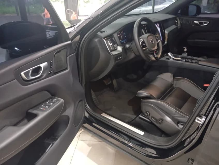 Volvo XC60 2.0 T8 RECHARGE ULTIMATE DARK AWD GEARTRONIC 2024 Híbrido - Foto 11