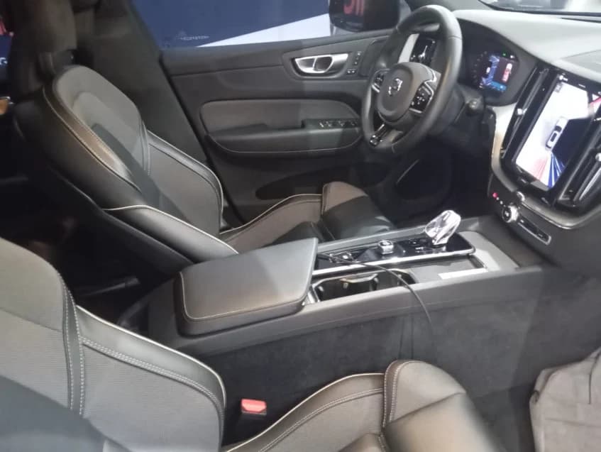 Volvo XC60 2.0 T8 RECHARGE ULTIMATE DARK AWD GEARTRONIC 2024 Híbrido - Foto 14