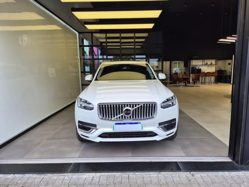 Volvo XC90 2.0 T8 RECHARGE PLUS AWD GEARTRONIC 2023 Híbrido - Foto 2