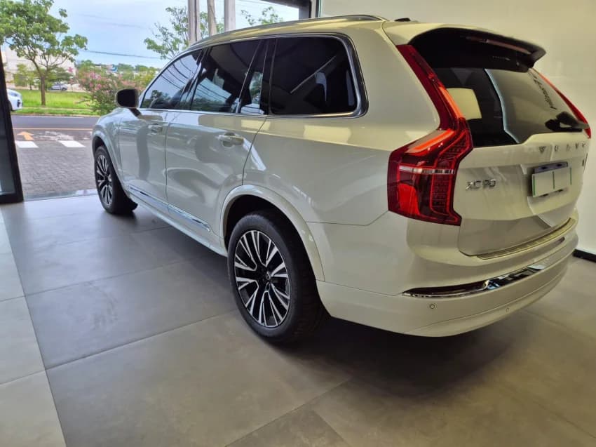 Volvo XC90 2.0 T8 RECHARGE PLUS AWD GEARTRONIC 2023 Híbrido - Foto 4