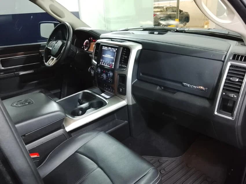 Ram CLASSIC 5.7 V8 GASOLINA LARAMIE CD 4X4 AUTOMÁTICO 2023 Gasolina - Picture 17