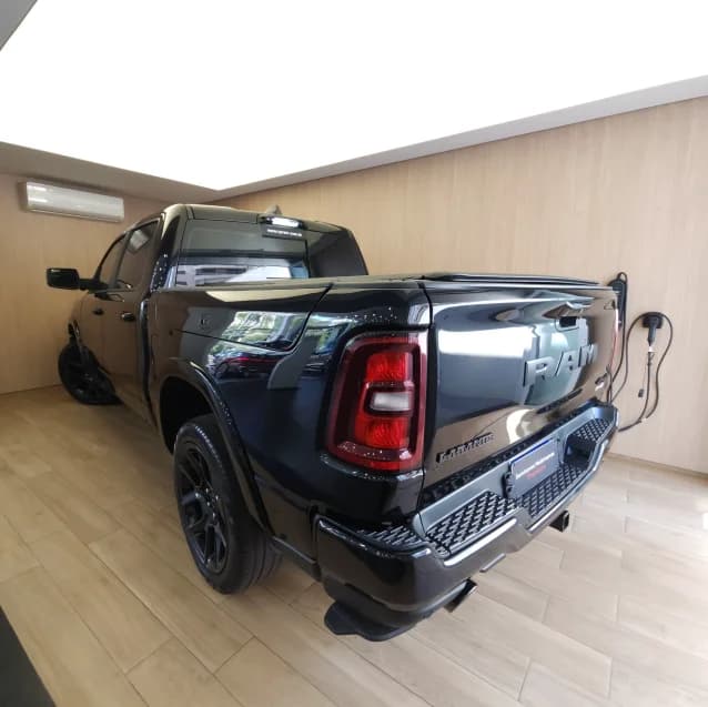 Ram 1500 3.0 HURRICANE 6 BITURBO GASOLINA LARAMIE NIGHT EDITION CD 4X4 AUTOMÁTICO 2025 Diesel - Foto 4